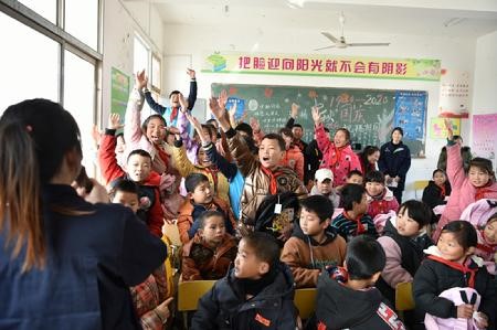 南宫团委开展“青春照亮扶贫路”主题活动